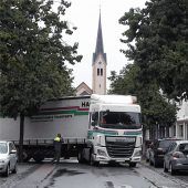 Lastwagensteckte in der Innenstadt fest
