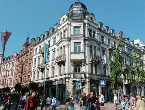 Alles beim Alten bleibt auch nach dem Eigentümerwechsel bei K&L Rosenheim. Dass sich die Fassade nicht änderte, dafür haben vor 20 Jahren die OVB-Leser gesorgt. Foto bi