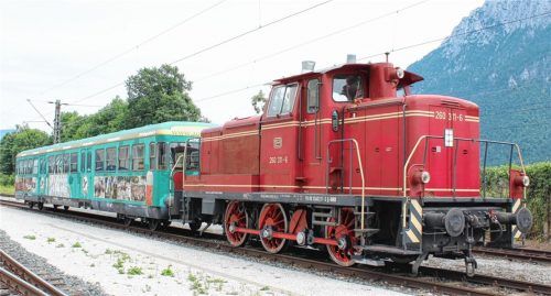 Am Samstag, 26. August, heißt es wieder: „Achtung, auf Gleis 1 steht abfahrbereit der Wiesn-Express von Rohrdorf nach Rosenheim, nächster Halt ist Thansau. Türen schließen und Vorsicht bei der Abfahrt des Zuges!“ Unser Foto zeigt die V60 Diesel-Lok mit einem Personenwagen.Fotos Steffenhagen
