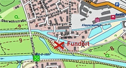 An dieser Stelle des Mangfalldamms wurde der verletzte Mann gefunden.Polizei