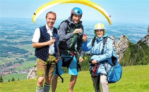 Aschaus Tourismuschef Herbert Reiter (links) kam zum Start persönlich auf die Kampenwand. Daneben Tandempilot Max Baudrexl und Fluggast Renate Böhm.Fotos H. reiter
