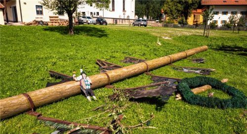 Auch der Maibaum in Roßholzen am Samerberg hielt dem starken Wind bei dem Unwetter am Dienstagabend nicht stand. Foto Nitzsche