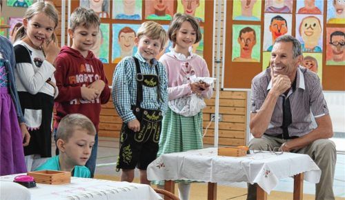Auch in der letzten Schulstunde vor seiner Pensionierung war es Schulleiter Georg Scherer wichtig, dass die Schüler im Vordergrund standen.Foto Steffenhagen