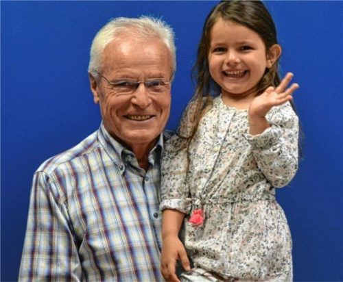 Auf dem Arm von ihrem Opa übt Ladina schon einmal das Winken für den Wiesneinzug. Foto  MAier