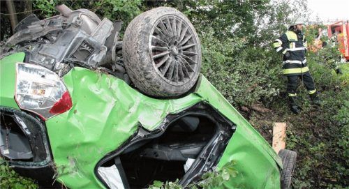 Auf dem Dach in einem Graben blieb dieser BMW einer Fahranfängerin liegen. Foto Reisner