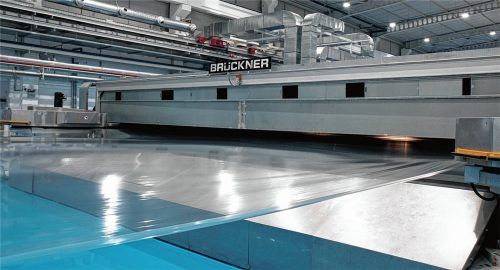 Aus einem Kilo Granulat können rund 50 Quadratmeter Folie hergestellt werden. Durch den Reckprozess erhält die Folie ihre Eigenschaften. Maschinen der Siegsdorfer Unternehmensgruppe Brückner sind in vielen Bereichen eingesetzt. Auch an der „Folie der Zukunft“ forscht das Unternehmen mit. Fotos  re