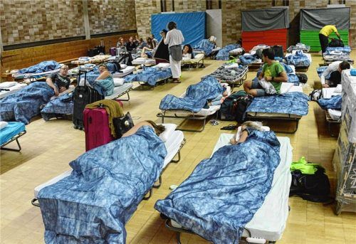 Bahnreisende übernachten in Turnhalle