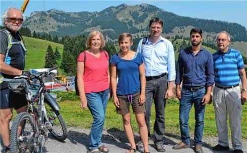 Baumaschinen statt Bergidylle: Die Delegation mit Florian von Brunn und Abuzar Erdogan (Dritter und Zweiter von rechts) informierten sich an Ort und Stelle.Foto  re