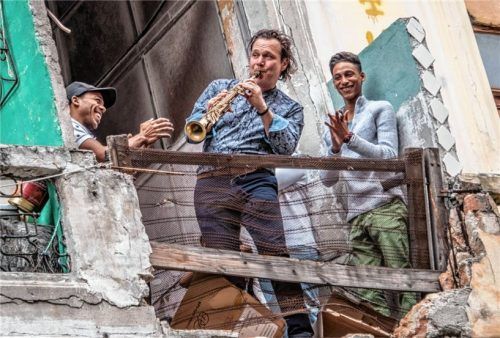 Begeisterung löste Mulo Francel auch bei kurzen Spontanauftritten in Kuba auf. Unser Bild entstand auf einem Balkon in der Hauptstadt Havanna.Foto re