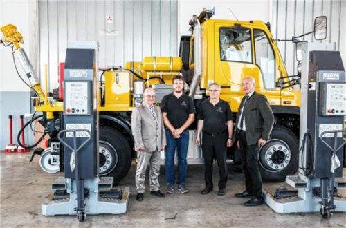 Bei der Firma Fischbacher in Nußdorf (von links): Handwerkskammer-Hauptgeschäftsführer Dr. Lothar Semper, Anton Bader, Christian Bader und Franz Xaver Peteranderl.

Foto Handwerkskammer/Schuhmann