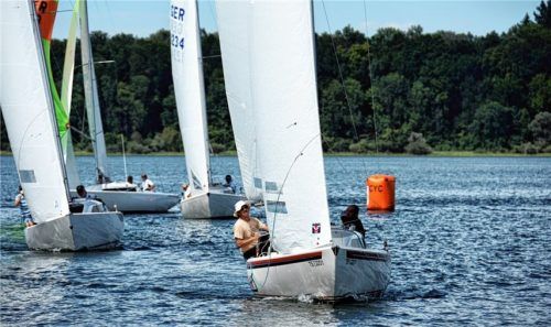 Bei der Harrasser Kanne des Chiemsee YC herrschte eine gute Beteiligung, aber lediglich schwacher Wind.Foto Niessen