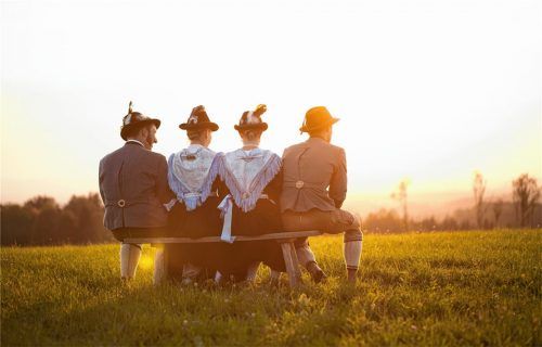 Bei der Tracht sind die Almengrüner großzügig, es muss keine einheitliche Joppe sein, Hauptsache, sie ist grau, und auch die Loiferl weisen nicht das gleiche Muster auf.Foto  re