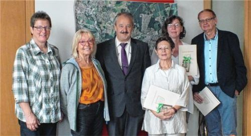 Bei der Überreichung der Ehrenamtskarten (von rechts): Peter Halbhuber, Stefanie Sarnoch, Renate Grube, Bürgermeister Peter Kloo, Christine Woidich und Dagmar Badura, Diakonie-Quartiersmanagerin.