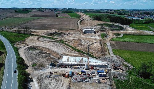 Bei Heldenstein dockt das neue Autobahnstück an die bestehende Fahrbahn an. Aus der Luft werden die Dimensionen deutlich, die die Trasse der A94 und ihre Baustelle bekommt. Der Bau läuft derzeit bereits auf der vollen Länge, auch am anderen Ende bei Pastetten wird gebaut.Fotos  Barth