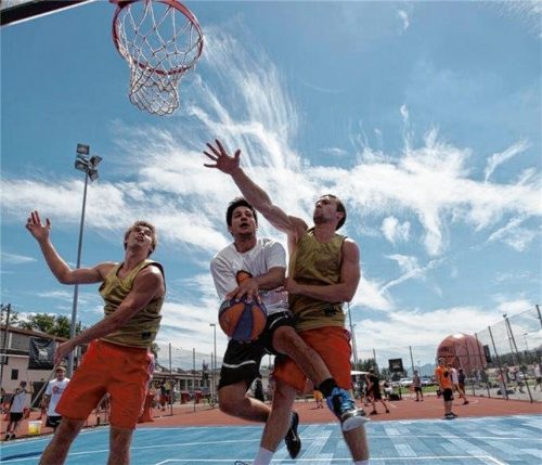 Bei „The Cage“ gab es gute Stimmung und spektakuläre Duelle unterm Korb.Foto Batchfield