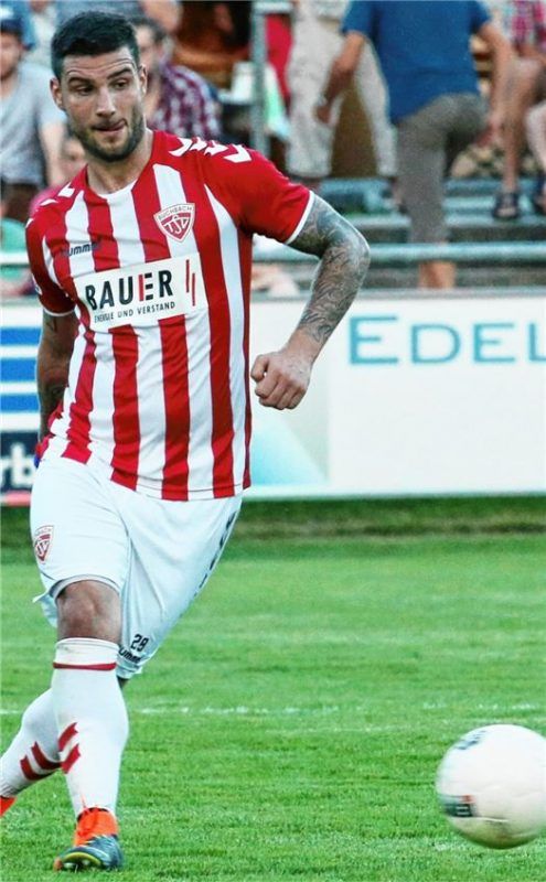 Beim Pokalsieg in Borgen war Aleks Petrovic beruflich verhindert, am Samstag in Fürth greift der Buchbacher Regisseur wieder an. Foto  Buchholz