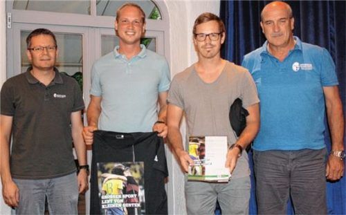 Besondere Ehrung: Gruppenspielleiter Marcus Fischer, Schiedsrichter Matthias Zacher, Spieler Martin Huber und Kreisschiedsrichter-Obmann Sepp Kurzmeier (von links).