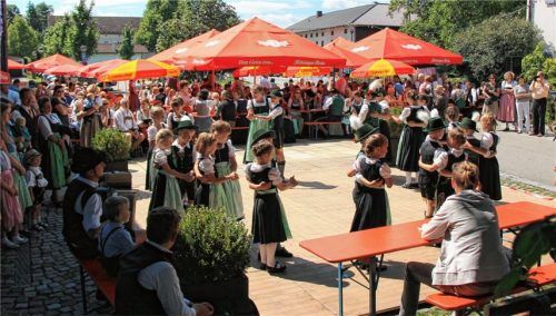 Besonders viel Beifall gab‘s bei den Auftritten der kleinen Trachtler.Foto re