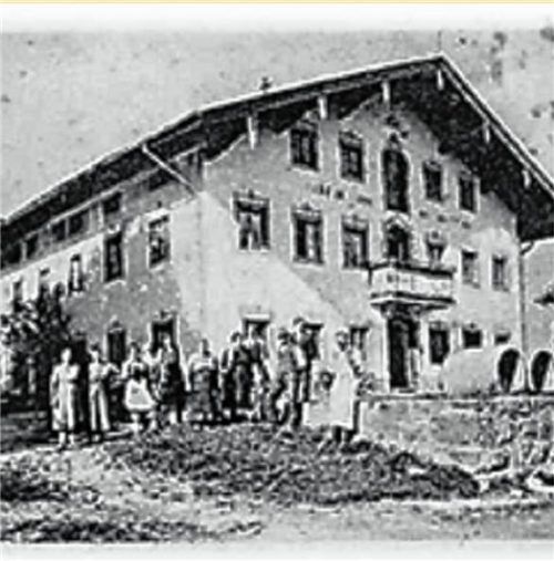 Blick auf den Huberwirt um das Jahr 1925. Schon damals ein stattlicher Gasthof.Foto  privat