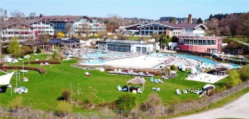 Blick auf die Chiemgau Therme. Sie wird komplett umgekrempelt – gleichzeitig in einem Aufwasch mit dem Bau des neuen Parkhauses. Dort soll Platz für 309 Autos geschaffen werden. Außerdem wird der Verwaltungstrakt neu angesiedelt. „Wir nehmen in den nächsten zwei Jahren 16,6 Millionen Euro dafür in die Hand“, sagt Bammer.Fotos  ammelburger