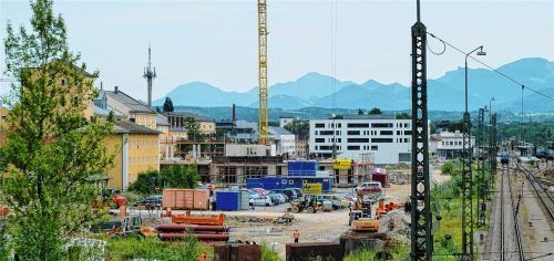 Blick vom Brückenberg auf die Großbaustelle am Bahnhof mit Bau des Digitalen Gründerzentrums, Hotel und Busbahnhof. Fotos Aerzbäck