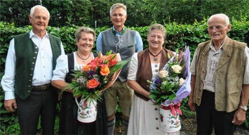 Bruckmühls Bürgermeister Richard Richter (Mitte) gratulierte den beiden Jubelpaaren Rogard und Marianne Stöber sowie Johanna und Richard Meiereder (von links) jeweils zum 50. Hochzeitstag. Foto  Baumann