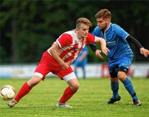 Bruckmühls Patrick Kunze (links) hält sich Seeons Tommi Mitterer vom Leib.Foto Weitz