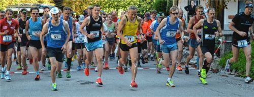 Brünnsteinlauf-Sieger Michael Eder (Startnummer 70, Dritter von rechts) und weitere Klassensieger waren schon beim Start voraus.Foto Lotter