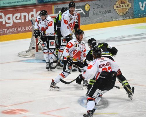 Chance für Michael Fröhlich, dessen Schuss knapp am Tölzer Tor vorbeiging. Fotos  Ruprecht