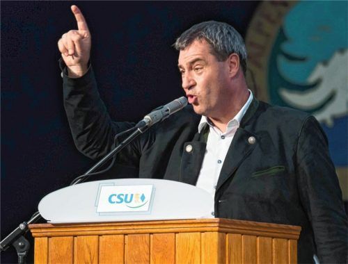 Da geht’s lang: Gestenreich erläuterte Finanzminister Markus Söder bei seinem Auftritt im Festzelt in Atzing seine politischen Vorstellungen.Foto  Berger