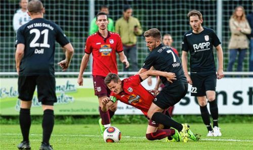 Dachaus Alexander Weiß zwingt Patrick Schön zu Boden. Christian Doll, Franz Eyrainer und Christian Lippert (von links) betrachten die Szene.Foto Weitz