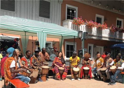 Das Bürgerhaus E-Werk, Treffpunkt und Begegnungszentrum für Bewohner des Stadtteils im Rosenheimer Westen. Fotos re