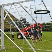Das Festzelt für „Hundertzehn“ in Riedering aufgebaut