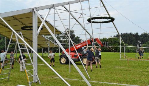 Das Festzelt für „Hundertzehn“ in Riedering aufgebaut