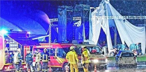 Das große Zirkuszelt beim Echelon-Festival in Bad Aibling riss der Wind einfach um.Foto Feuerwehr
