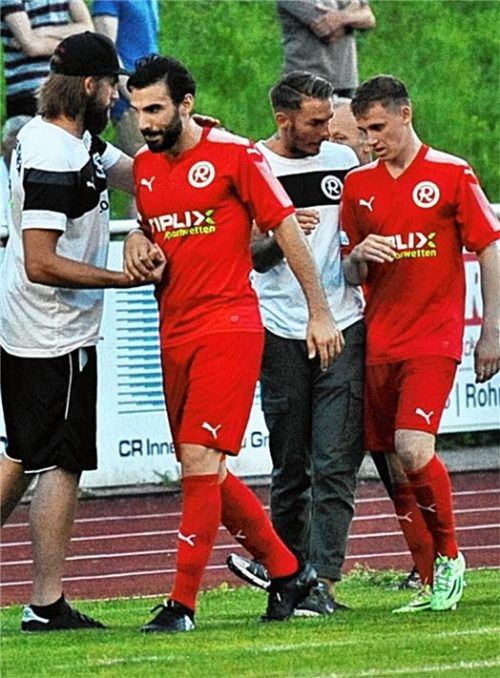 Das Rosenheimer Trainergespann Robert Mayer (links) und Tobias Strobl mit Fatih Eminoglu und Markus Hartl, die heute eventuell wieder in der Startformation stehen. Foto  Ziegler
