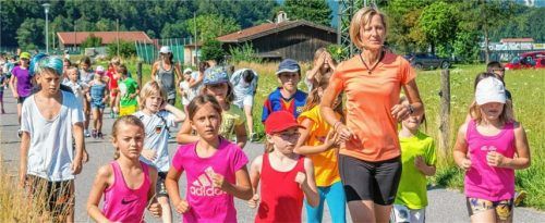 Das Schwitzen hat sich gelohnt: Rund 300 Schüler der Grund- und Mittelschule Unterwössen sowie der Grundschulen Schleching und Reit im Winkl haben durch ihren Lauftag im Juli viel Geld für den guten Zweck eingenommen.Foto Flug