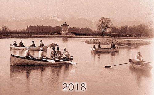 Das Titelblatt des neuen Kalenders: Es zeigt den Stadtsee kurz nach der Entstehung etwa im Jahr 1892. Bürger konnten sich Ruderboote ausleihen. Im Hintergrund ist das ehemalige Bahnwärterhaus am 1876 aufgelassenen Bahndamm nahe der heutigen Innsbrucker Straße zu sehen. Stadtarchiv