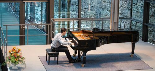 Dejan Lazic beim Konzert im Foyer von Schattdecor in Thansau. Foto Erkes