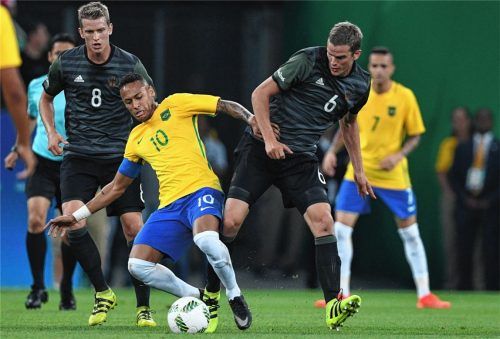 Der 222-Millionen-Mann und die Bender-Zwillinge: Beim olympischen Fußballturnier standen die beiden Brannenburger Lars (rechts) und Sven Bender letztmals zusammen in einem Team und spielten gegen den brasilianischen Superstar Neymar im Finale, jetzt sind sie in Leverkusen wieder vereint und gastieren heute, sofern gesund, an ihrer alten Wirkungsstätte in München, wo sie mit 1860 München in der Allianz-Arena spielten.   Foto  dpa