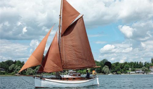 Der 85 Jahre alte „Regenbogen“, ein Boot mit „Gaffeltakelage“, hat nach einer Renovierung wieder Fahrt aufgenommen. Foto  Thümmler