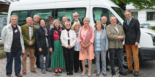 Der Aschauer Helferkreis – hier vor dem neuen Seniorenbus – engagiert sich für die Anliegen der älteren Mitbürger.