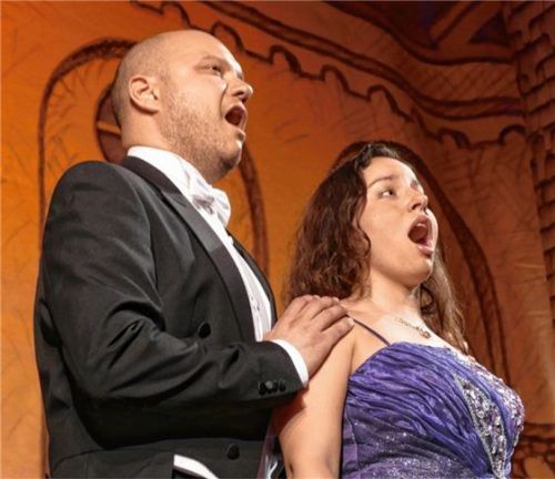 Der Bassist Nejat Isik Belen und die Sopranistin Dilay Girgin sangen Arien aus der Opern-Hitparade. Foto  Janka