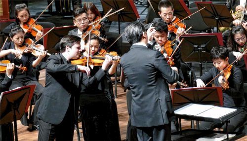 Der Geiger Stefan Tarara überzeugte mit Bravour und wurde vom Dirigenten Long Yu und dem Shanghai Symphony Orchestra sorgfältig begleitet. Foto  janka