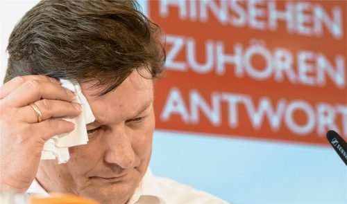 Der mit der Aufklärung beauftragte Rechtsanwalt Ulrich Weber während einer Pressekonferenz zum Abschlussbericht zum Missbrauchsskandal bei den Regensburger Domspatzen. Foto dpa