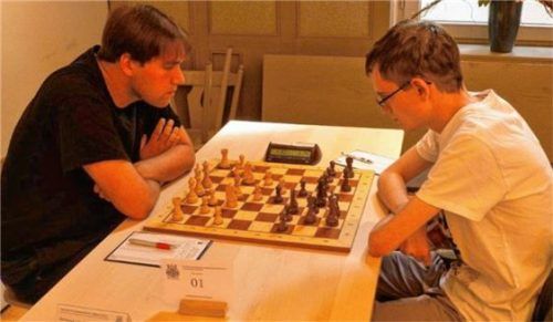 Der nach drei Runden in Führung liegende Roland Schmid (links) in seiner Partie gegen Lukas Schulz (SC Forchheim).