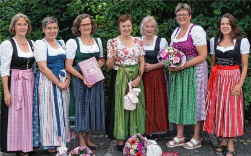 Der neue Vorstand der Katholischen Frauengemeinschaft Thansau (von links) verabschiedet die langjährige Vorsitzende Katharina Steindlmüller (Bildmitte). Neue Vorsitzende ist Gerda Karrer, außerdem im Vorstand Luise Schudok, Lissi Breitrainer, Christl Walkmann, Angela Poller und Cordula Helmbrecht. Auf dem Bild fehlt Claudia Dengel.Foto re