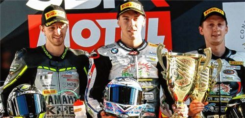 Der Obinger Markus Reiterberger (Mitte) holte sich mit einem Doppelsieg am Lausitzring vorzeitig den IDM-Titelgewinn in der Klasse Superbike.Foto Wiessmann/FW-Fotografie