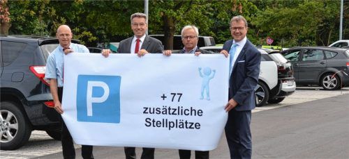Der Pendlerparkplatz an der Seestraße in Pfraundorf umfasst nun insgesamt 162 Stellplätze für Autos, drei Behinderten-Parkplätze und eine Buswendeschleife. Pro Wagen werde 2,50 Meter Breite und fünf Meter Länge vorgehalten, so Projektleiter Axel Reinicke. Im Bild bei der offiziellen Eröffnung des Pendlerparkplatzes: Klaus Stöttner (rechts) und Otto Lederer (Zweiter von links). Foto re