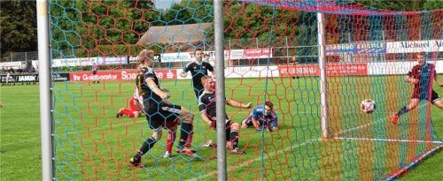 Der Reichertsheimer Korbinian Klein (Mitte) erzielte hier den 2:1-Siegtreffer.